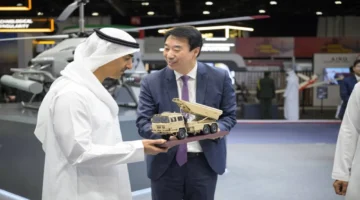 تقنيات الدفاع والابتكار.. خالد بن محمد يزور معرضي يومكس وسيمتكس 2026 للأدوات الدفاعية